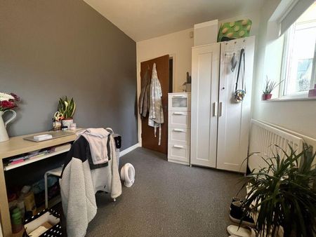 3 bedroom flat to rent - Photo 2