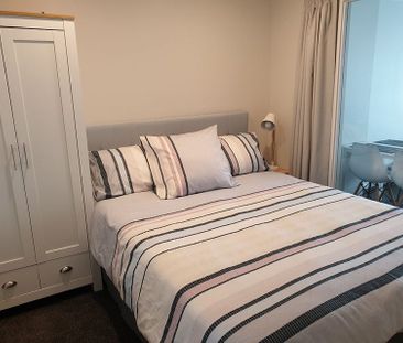 Fully Furnished Central City Apartment - Photo 4