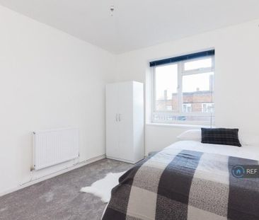 1 bedroom in a flat share to rent - Photo 3