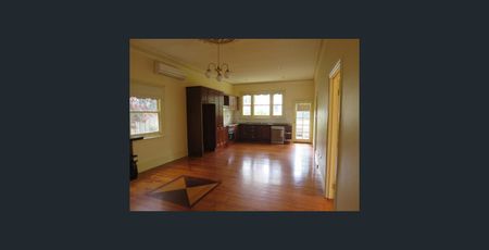 Charming 3 Bedroom Home in the Heart of Preston - Photo 3