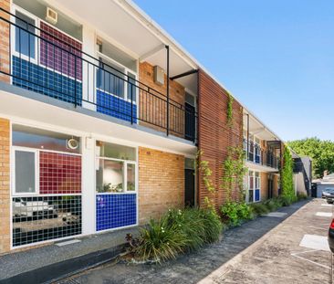 Bayside Living with Courtyard Style! - Photo 4