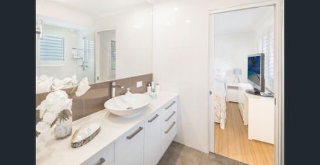 Renovated Retreat in Alexandra Headlands! - Photo 4