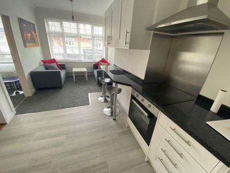 3 bedroom flat to rent - Photo 4