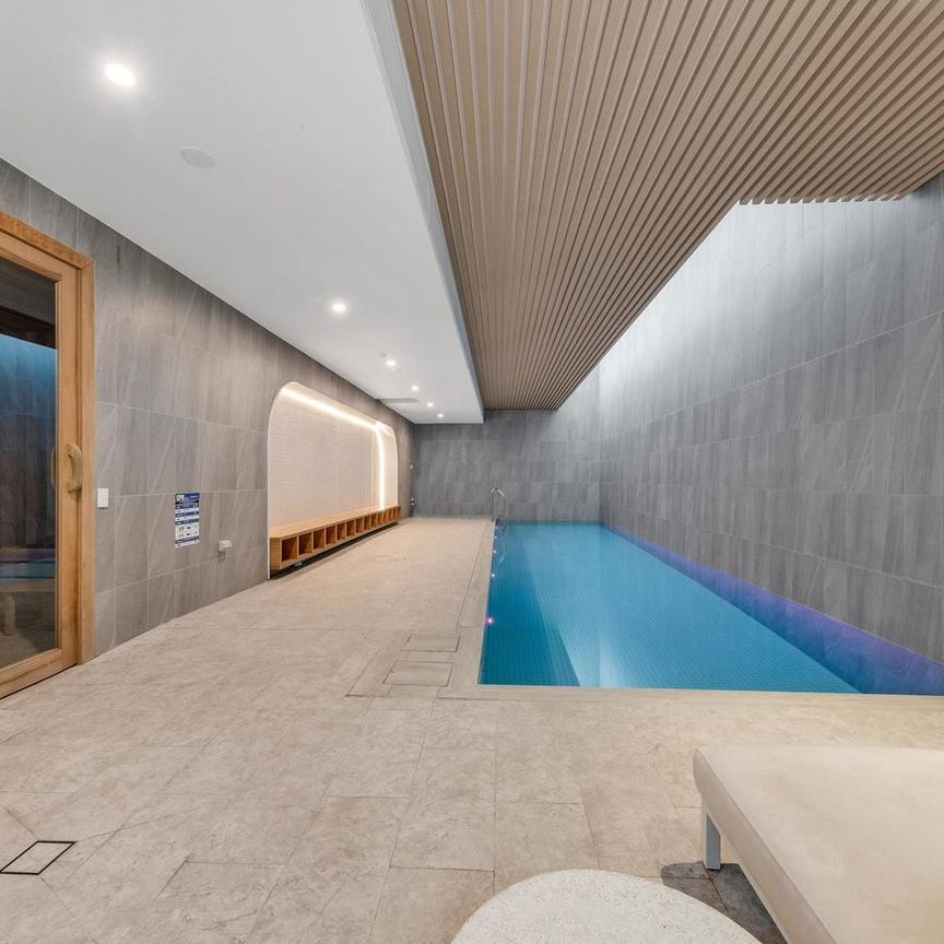 Fully Furnished one bedroom apartment in the heart of Box Hill - Photo 1