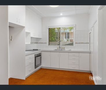 11 Warra Street, Newtown, Qld 4350 - Photo 2