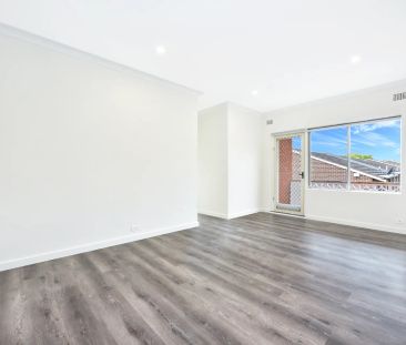 Renovated two-bedroom apartment offering contemporary finishes - Photo 2