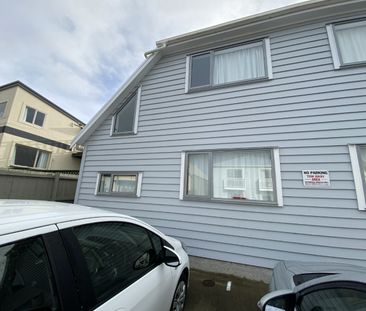 Modern 2 Bedroom Apartment Available for 2026 - Photo 2