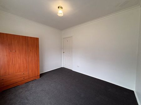 Freshly updated 3 bedroom home - Photo 4