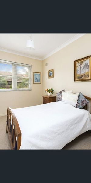 Sun-soaked Art Deco Two Bedroom Apartment - Photo 1
