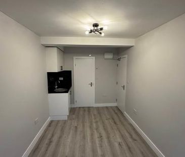 Charles Road, Staines-Upon-Thames TW18, London - Photo 4