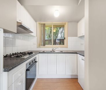 Stylish and Convenient Two-Storey Townhouse in Prime Location - Photo 4