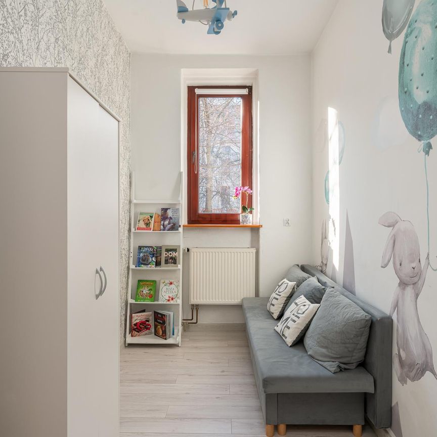 Widok z balkonu na zieleń patio. - Фото 1