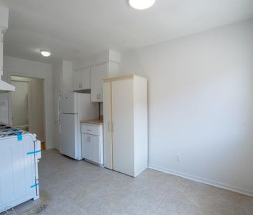 3 Beds 1 Bath - 575 32e Avenue, Lachine - Photo 3