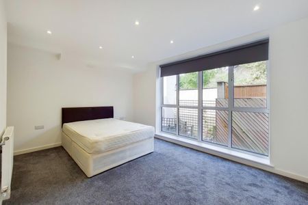 3 bedroom flat in Camden - Photo 3