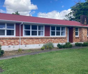 Four Bedroom - Close To Chartwell Shopping Centre - Photo 3