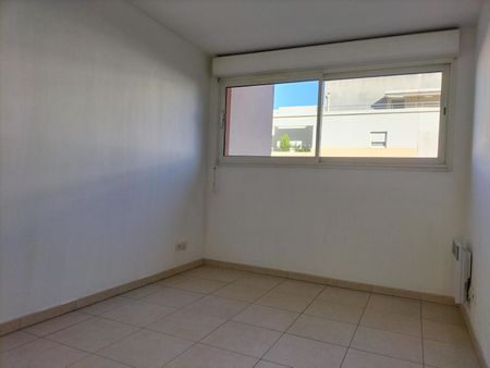 Appartement 3 pièces 74m2 MARSEILLE 8EME 1 250 euros - Photo 3