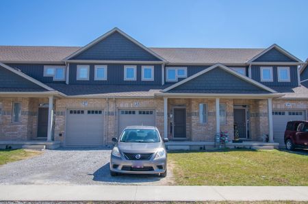 23 Manhattan Court, St. Catharines - 3 Bedroom Townhouse - Photo 3