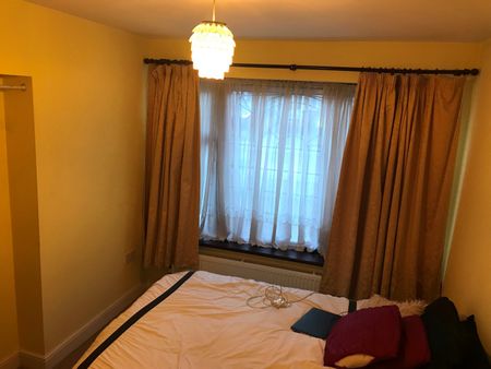 1 Bed Flat, Robin Hood Lane, SW15 - Photo 2