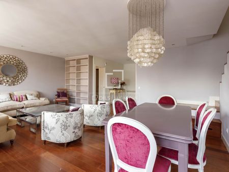 Excellent 4 Bedroom penthouse with 24m² terrace for rent in Cuatro Caminos, Madrid - Photo 3