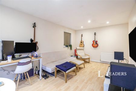 2 bedroom property to rent Parry Drive, Weybridge, KT13 - Photo 2
