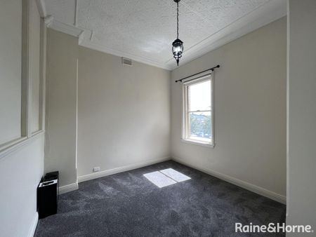 Renovated & Stylish First Floor Central Unit Above Shops - Photo 5