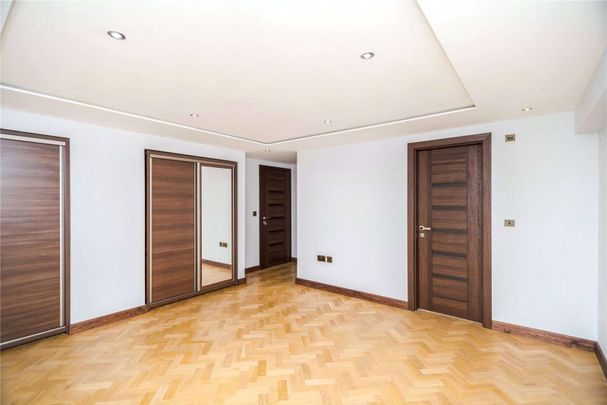 Three bedroom, three bathroom apartment finished to an exceptional standard set within a portered block - Photo 1