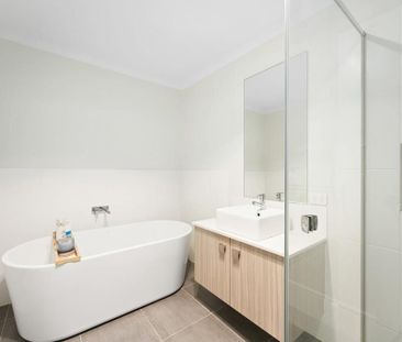 Modern Family Home in Oran Park - Photo 4