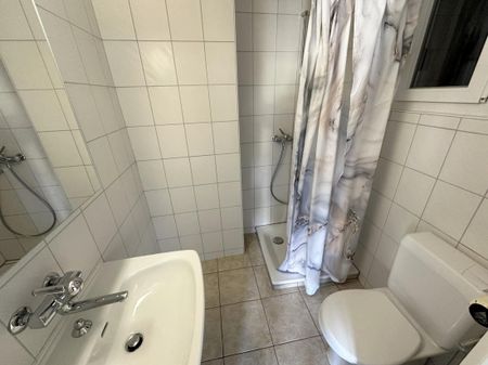 Sion, studio au centre-ville à deux de la place du Midi - Photo 2