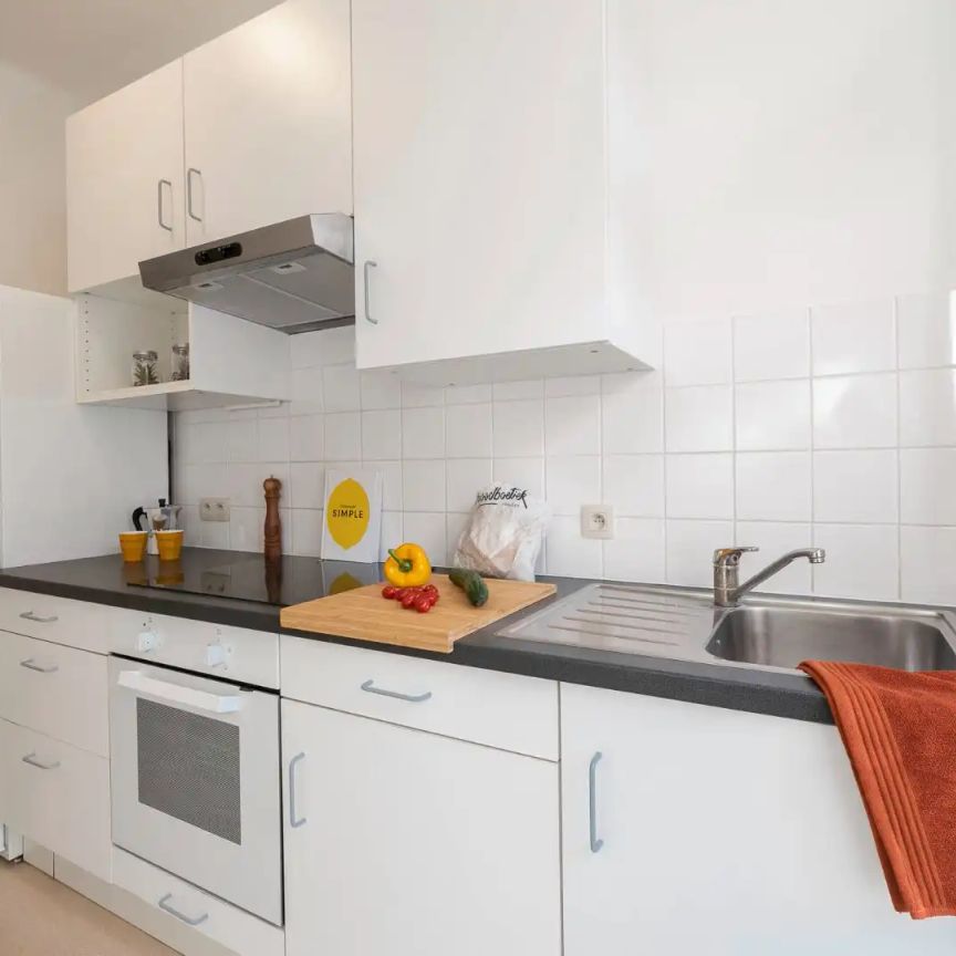 Ruim en charmant 2 slaapkamer appartement in het hartje van de stad. - Photo 1