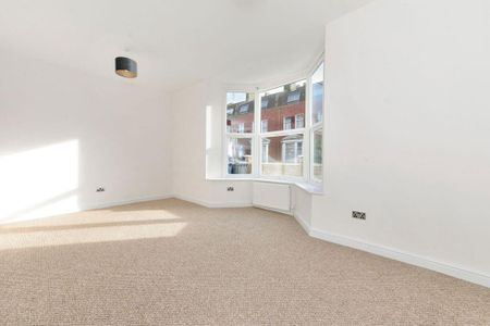 3 bedroom ground floor flat to rent - Photo 2