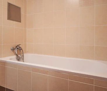 Prostorné 1+kk s balkonem a garážovým stáním u metra Zličín - Photo 5