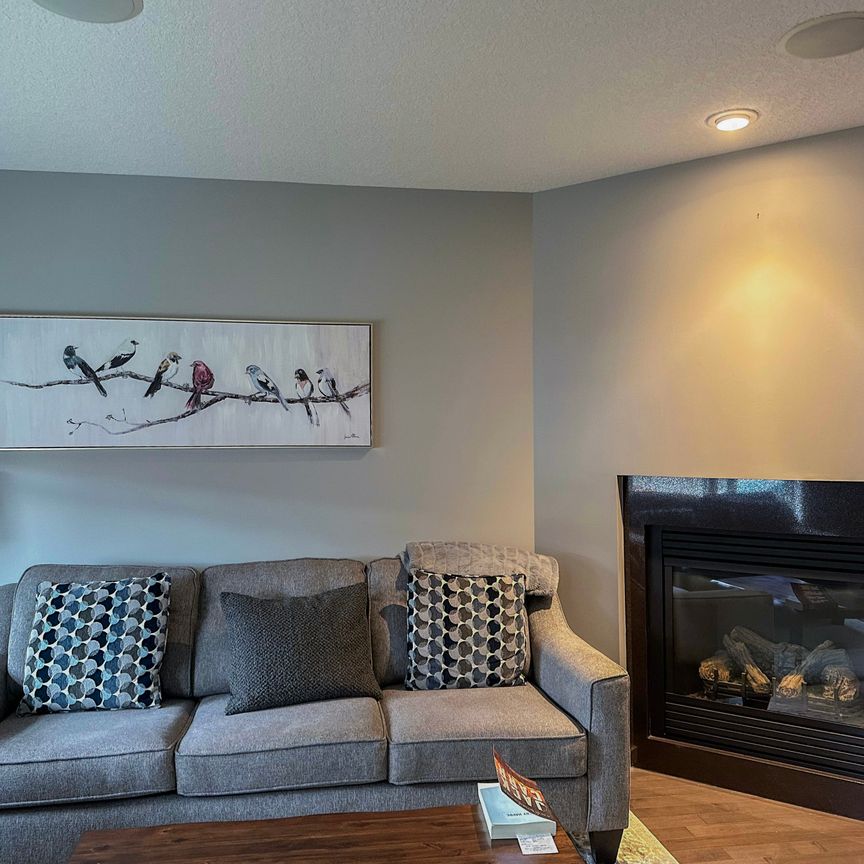 Family Living In Evanston – Steps From Schools, Parks & Shopping Double Garage - Photo 1