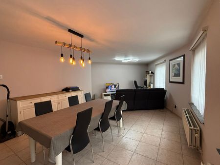 GELIJKVLOERSAPPARTEMENT MET TERRAS EN GARAGE IN HET CENTRUM VAN TIELT. - Photo 2