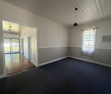 Spacious Home Freshly Renovated - Photo 2