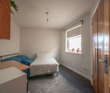 Remodelled and furnished to the highest standard - Photo 6