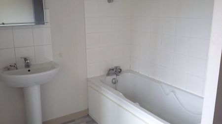 Location Maison 4 pièces 75m² DOMPIERRE SUR MER 17139 - Photo 2