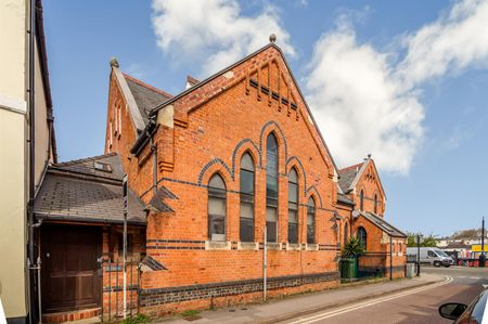 A 3 Bedroom Flat in Town Centre GL50 4EF - Photo 3