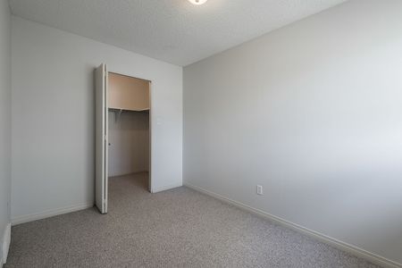 6143 Bowness Rd NW, Calgary - Photo 2