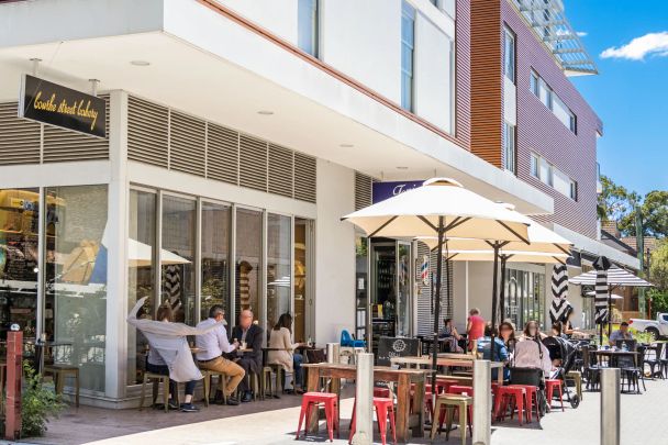 Exceptional easy care apartment with stunning views - 6 month lease only - Photo 1