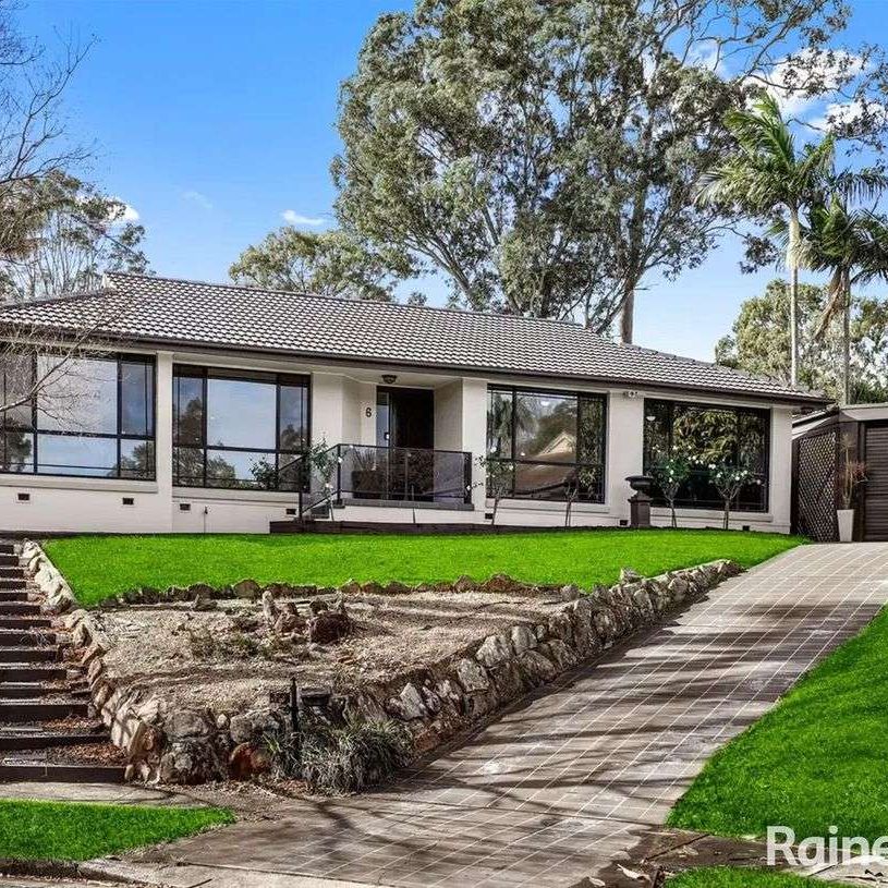 Spacious Five-Bedroom Family Home with Pool in Peaceful Cul-de-Sac - Photo 1
