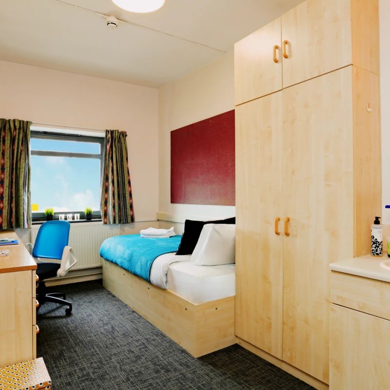 Single Bedroom(shared bathroom) - Photo 1
