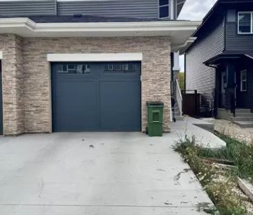 3 Bedroom Main floor with single car garage | 845 Northern Harrier ... - Photo 1