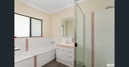 Huge 4 bedroom home with pool - Photo 3