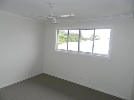 BEAUTIFUL 3 BEDROOM UNIT IN GREAT LOCATION - Photo 4