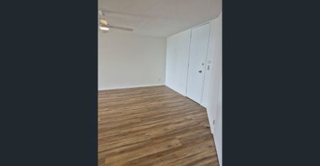 LOCATED IN THE HEART OF SURFERS IN THE HISTORICAL “ THE SANDS “ BUILDING IS THIS DELIGHTFUL 5TH FLOOR UNIT LOOKING OVER SURF VIEWS ACROSS THE STR - Photo 2