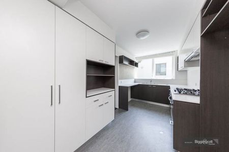 Spacious Apartment Ideally Located Opposite The Botanical Gardens! - Photo 5
