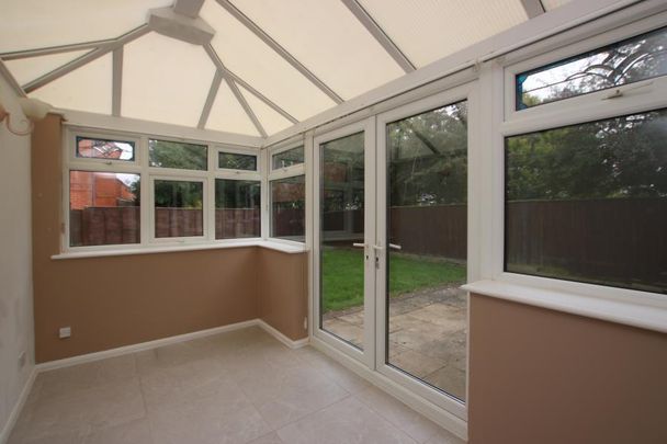 4 bedroom end of terrace house to rent - Photo 1