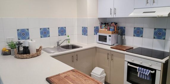 Surfers Paradise Large 1 Bedroom + study furnished unit - Photo 2