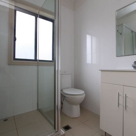 Light Filled One-bedroom Apartment - Photo 3