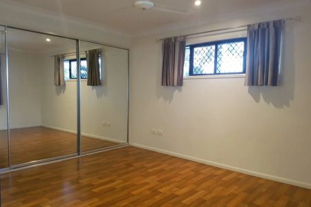 Convenient and Central - Photo 3